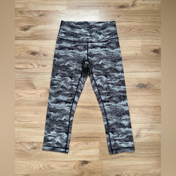 lululemon athletica Pants - Lululemon Wunder Under Crop Pants Size 8